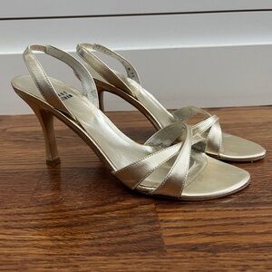 Stuart Weitzman Delovely Heels - gold - size 7.5 wide